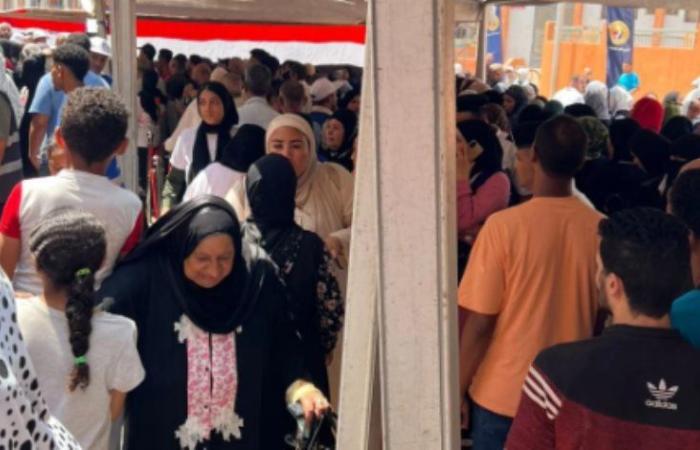 للمشاركة بأول يوم في انتخابات الشيوخ.. طابور من الشباب أمام لجنة تحيا مصر بالأسمرات (صور)