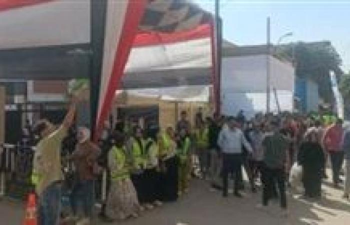 لجان 6 أكتوبر تحتشد بطوابير سيدات وشباب للإدلاء بأصواتهم فى انتخابات الشيوخ