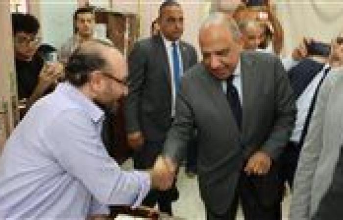 وزير الكهرباء والطاقة المتجددة يدلي بصوته في انتخابات "الشيوخ" أمام المركز الانتخابي بمدرسة المنارة بمدينة نصر.