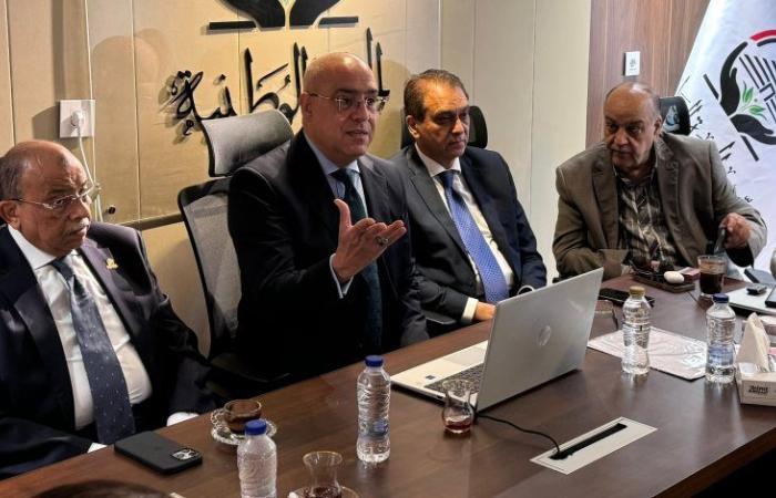 عاصم الجزار يتابع سير العملية الانتخابية من غرفة عمليات "الجبهة الوطنية" في الساعات الأولى للاقتراع