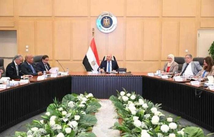 وزير الصناعة والنقل يبحث مع مصنّعي الحديد وشركات السيارات آليات توطين صناعة صاج السيارات