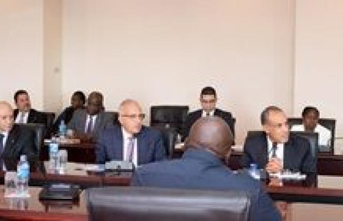 بتوجيهات من السيد رئيس الجمهورية.. وزير الخارجية يلتقي بالرئيس الأوغندي