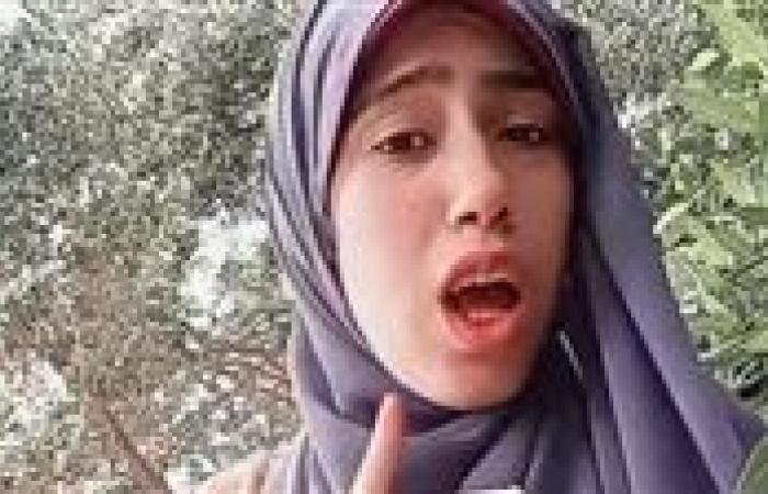 وسط حراسة أمنية مشددة.. وصول التيك توكر علياء قمرون بالكلابشات لعرضها على جهات التحقيق