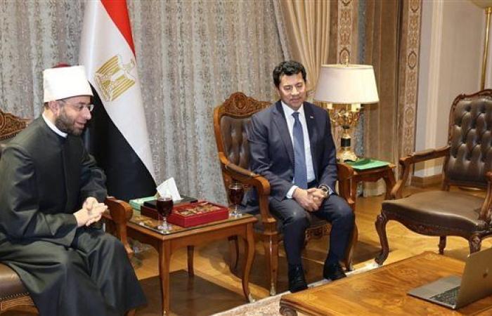 وزيرا الشباب والأوقاف يتابعان سير العملية الانتخابية من غرفة العمليات المركزية