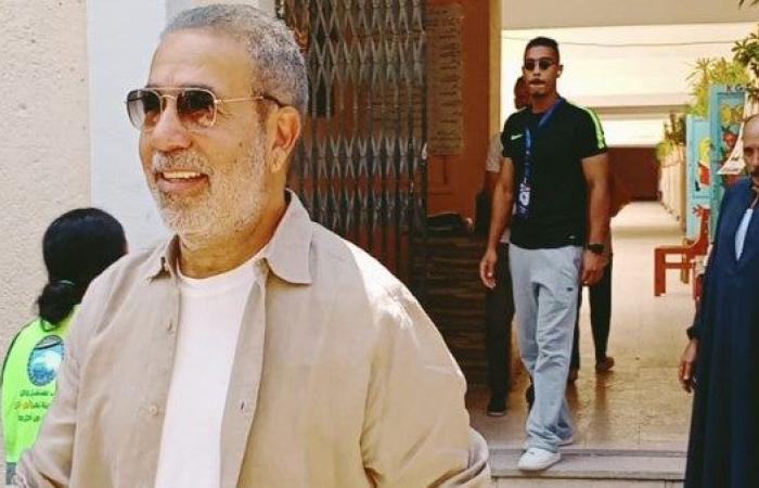 مدحت العدل يدلي بصوته في انتخابات مجلس الشيوخ بأحد لجان مدينة نصر