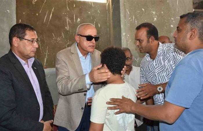 محافظ الأقصر يؤدي واجب العزاء في ضحايا حادث ترعة أصفون.. صور
