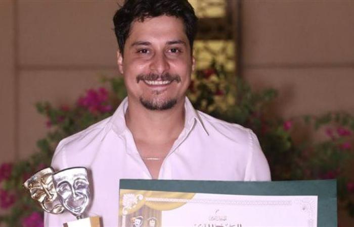 محمد ناصر يحصد جائزة أفضل ممثل مسرحي عن عرض "العشاء الأخير"