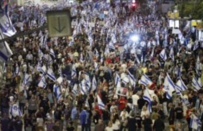 حدث منذ قليل .. احتجاجات لجنود إسرائيليين يعانون أمراضا نفسية أمام وزارة الدفاع بتل أبيب