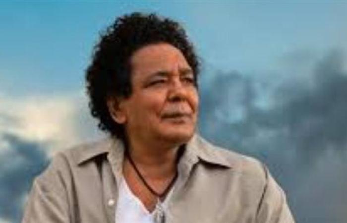 ناقد فني: الكينج محمد منير يستكمل علاجه بالمنزل وحالته الصحية أفضل