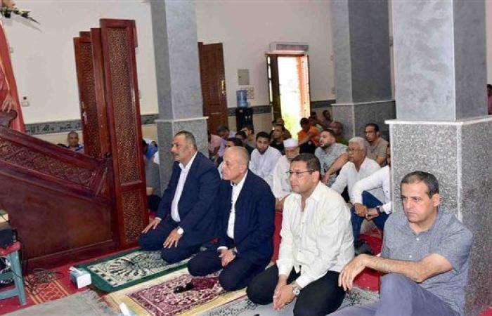 محافظ الأقصر يؤدى صلاة الجمعة بمسجد شركة مياه الشرب وسط أهالي العوامية.. صور