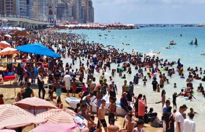 تباين في إقبال المصطافين على شواطئ الإسكندرية: الشرق يكتظ بالزوار والغرب يترقب