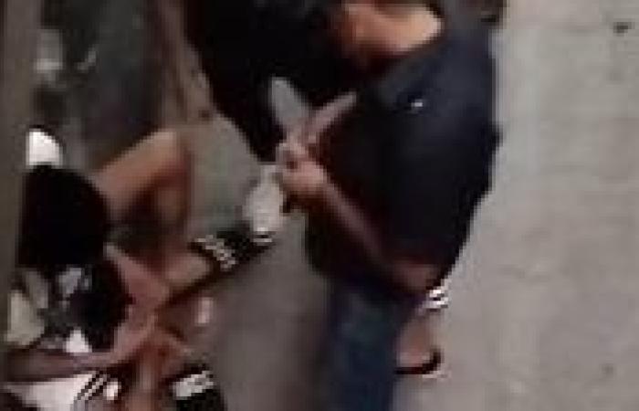 فيديو ثلاثة شباب يتبادلون سجائر مخدرة في صفط اللبن بالجيزة.. التفاصيل الكاملة