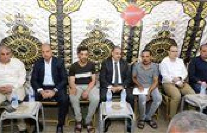 محافظ الشرقية يُؤدي واجب العزاء في وفاة عامل النظافة أثناء أداء عمله 