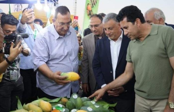 محافظ الإسماعيلية يتفقد بازارًا لعرض كافة أنواع المانجو الإسماعيلاوى