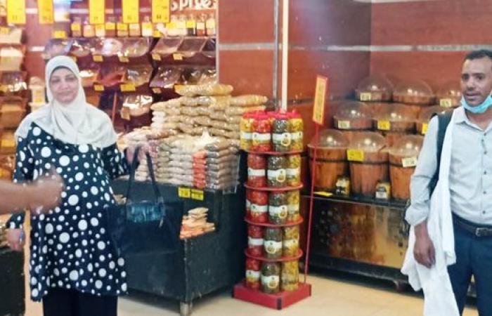 مواصلة الحملات التفتيشية على المنشآت التجارية لضبط الأسواق بأسوان وتأمين بيئة العمل