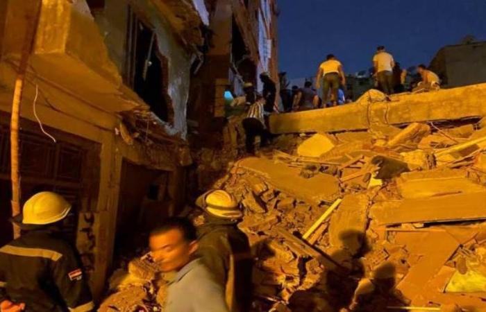 خالي من السكان.. سقوط أجزاء من سقف طابقين لعقار فى السيدة زينب