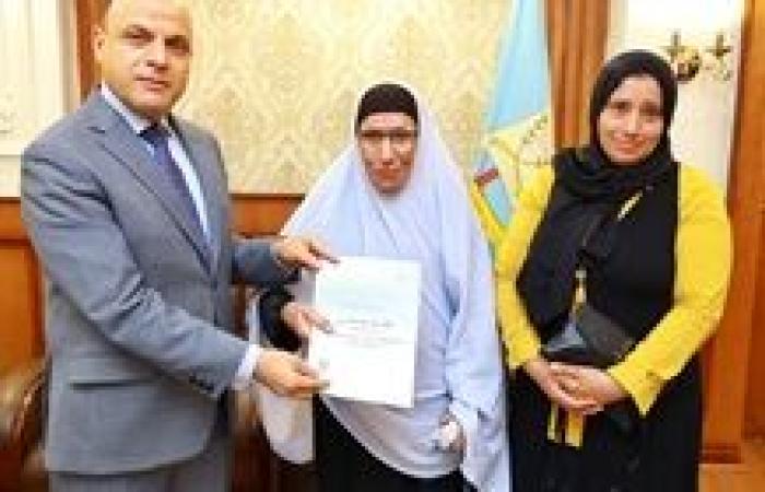 محافظ كفر الشيخ يُسلّم 11 عقد تقنين للمستفيدين من أراضي الدولة