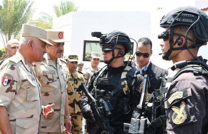 وزير الدفاع يلتقى بعدد من مقاتلى القوات الخاصة من المظلات الصاعقة.. شاهد
