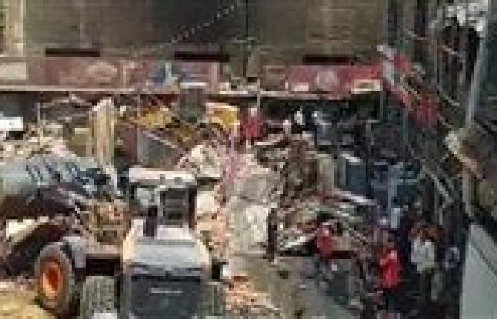محافظ القليوبية يتابع رفع أثار حريق شبرا الخيمة أمام محطة مترو الأنفاق