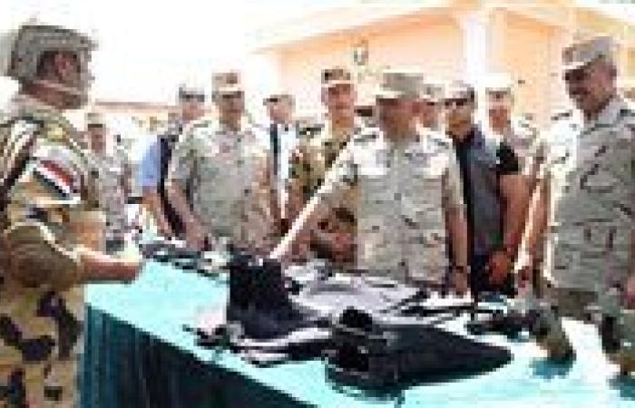 وزير الدفاع يلتقي بعدد من مقاتلي القوات الخاصة من المظلات والصاعقة