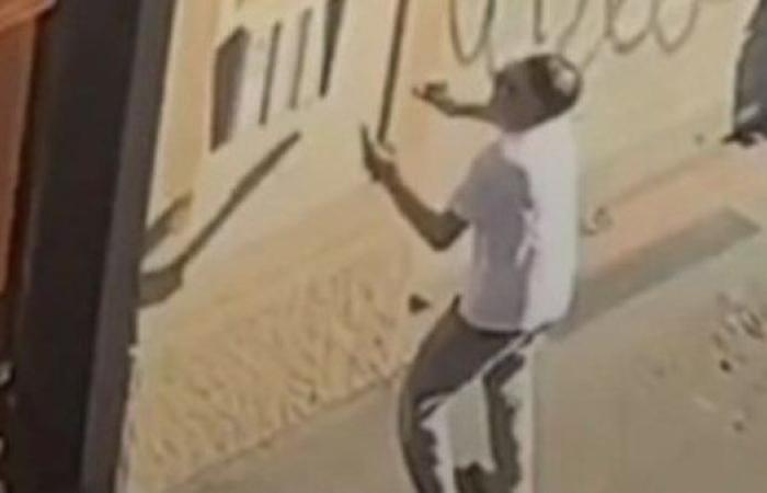 «علي الطلاق بالثلاثة».. مصري يطلق زوجته عبر الهاتف بشكل علني وسط شوراع إيطاليا