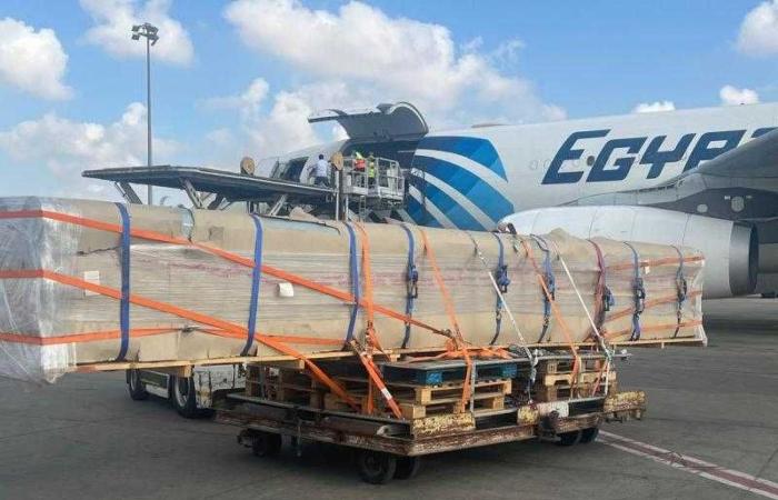 مصر للطيران للشحن الجوي تنقل شحنة إنارة ضخمة بأطوال خاصة إلى كينشاسا بكفاءة عالية
