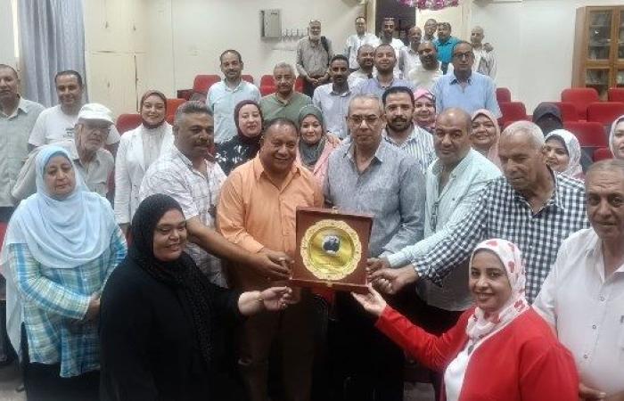 بمشاعر صادقة.. تعليم السويس يودع مدير المديرية في أجواء مؤثرة