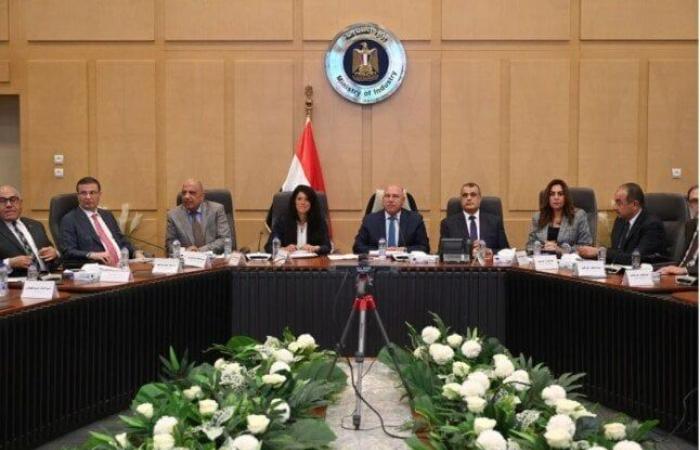 كامل الوزير يشدد على مواجهة الممارسات التجارية الضارة وحماية الصناعة