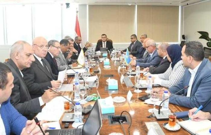 وزير الإسكان يتابع موقف التغذية الكهربائية لمحطات مياه الشرب والصرف الصحي بالمدن الجديدة والمحافظات