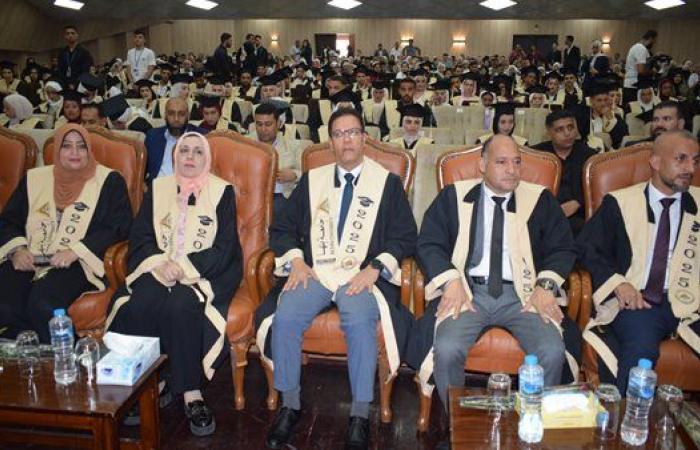 رئيس جامعة بنها يشهد حفل تخريج دفعة جديدة من طلاب كلية علوم الرياضة