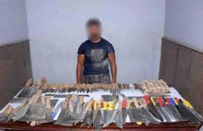 ضبط أحد الأشخاص بالجيزة لقيامه بتصنيع الأسلحة البيضاء والإتجار بها بدون ترخيص