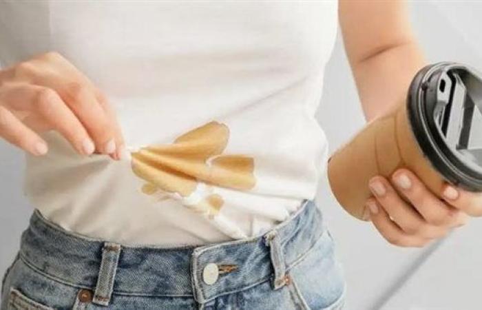 6 طرق فعالة مجربة لإزالة بقع القهوة من الملابس. تعرف عليها