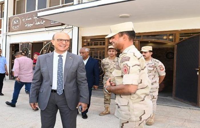 رئيس جامعة أسيوط يتفقد برامج التربية العسكرية لتعزيز الانضباط الوطني