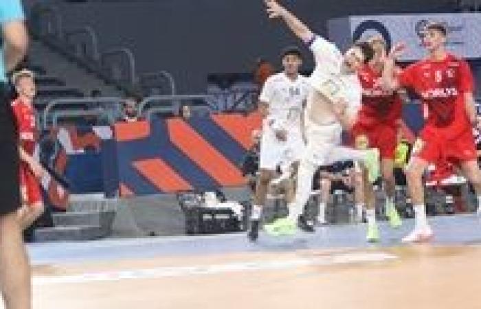 وزير الرياضة يحتفل  في الملعب مع منتخب الناشئين بالتاهل لربع نهائي مونديال اليد