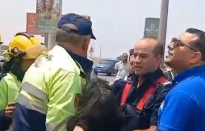الحماية المدنية تنتشل سيدة من داخل سيارتها بعد انقلابها علي طريق السويس