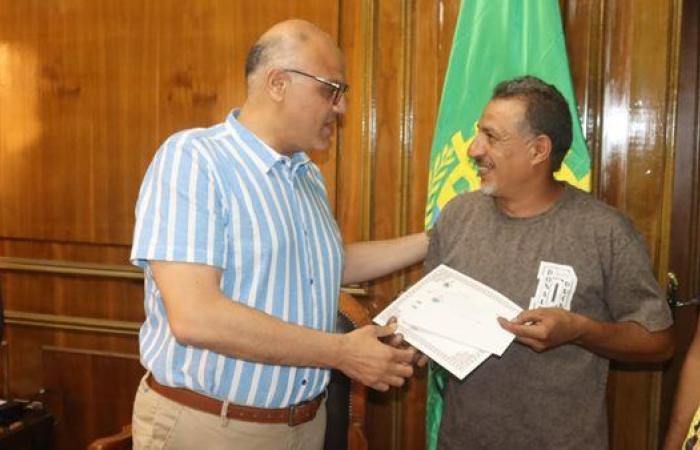 محافظ القليوبية يكرم 3 سائقي لودر لإنقاذ مصنع أحذية من حريق بالخانكة
