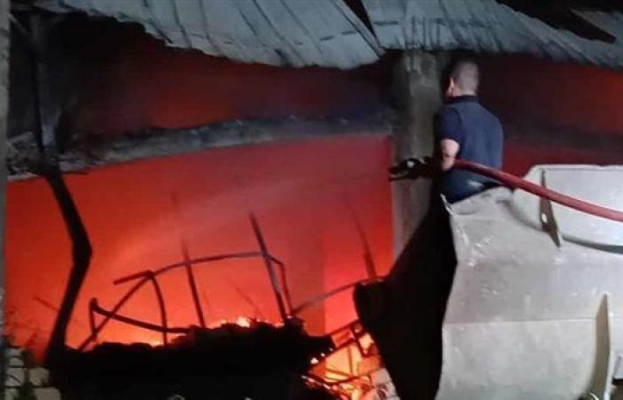 حريق يلتهم مصنع أحذية بالخانكة.. والدفع بـ15 سيارة إطفاء دون إصابات| صور