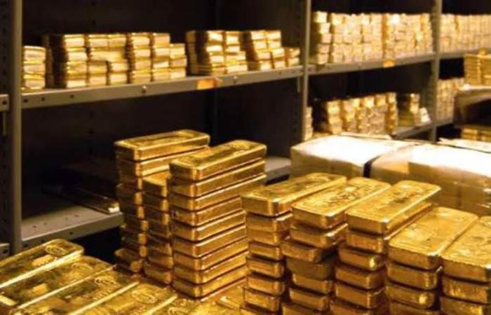 الذهب يتراجع محليًا رغم صعود الأوقية عالميًا وعيار 21 يسجل 4570