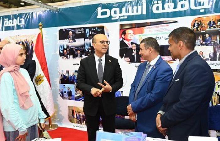 "المنشاوي" يتفقد أجنحة جامعات أسيوط الحكومية والأهلية والتكنولوجية الدولية في معرض التعليم العالي