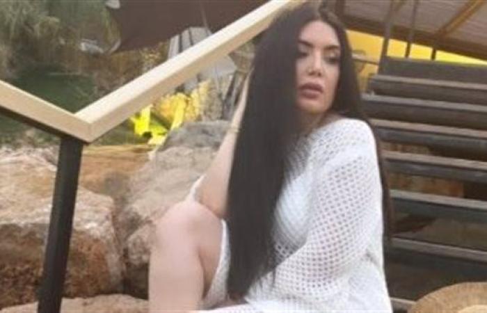 بإطلالة جريئة.. عبير صبري تخطف الأنظار على البحر في لبنان (صور)