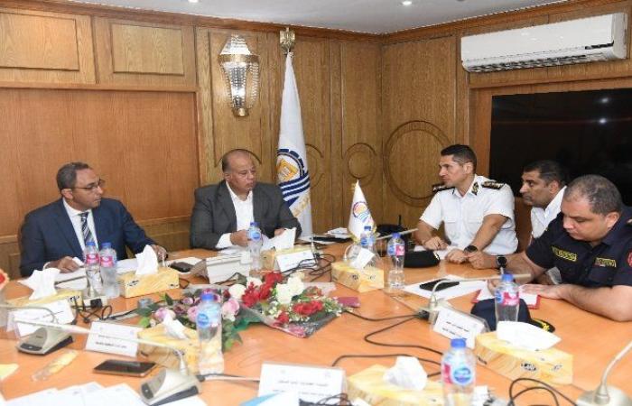 محافظ قنا يتابع موقف التقنين والتصالح
