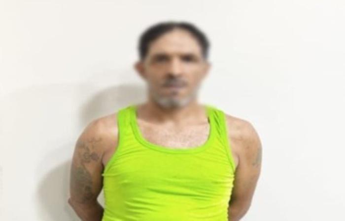 كشف ملابسات مقطع فيديو تم تداوله بمواقع التواصل يتضمن قيام أحد الأشخاص بالتعدى على آخر وأسرته بإستخدام مفك ورشقهم بالحجارة بالغربية وضبط مرتكب الواقعة