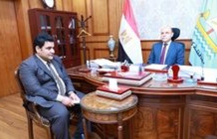 محافظ كفر الشيخ يناقش سبل تطوير وميكنة خدمات التأمين الصحي