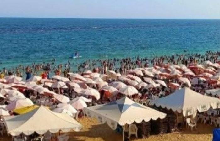 إشغالات كاملة على شواطئ الإسكندرية وتحذير من الزحام