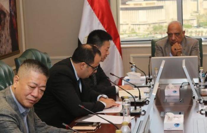 "الكهرباء" تبحث مع عملاق الطاقة الصيني «إنكورا» توطين صناعة المهمات الكهربائية بمصر
