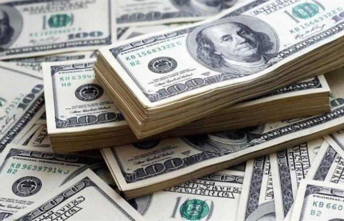 الدولار يحتفظ بمكاسبه مع انحسار التوقعات بخفض كبير للفائدة الأمريكية