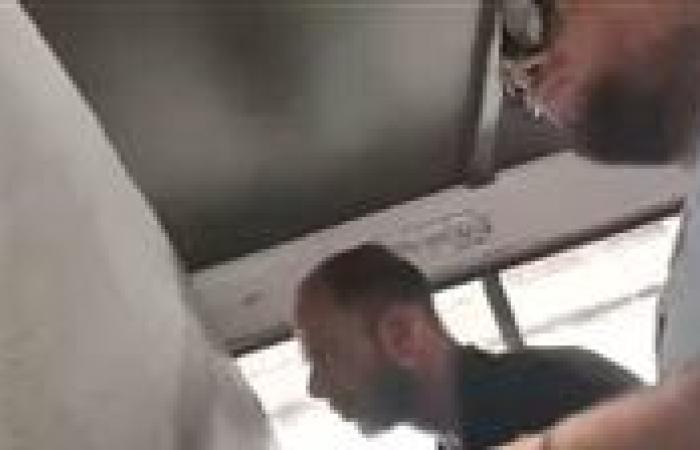 فتاة تتعرض لفعل غير أخلاقي في ميكروباص الف مسكن.. شاهد الفيديو