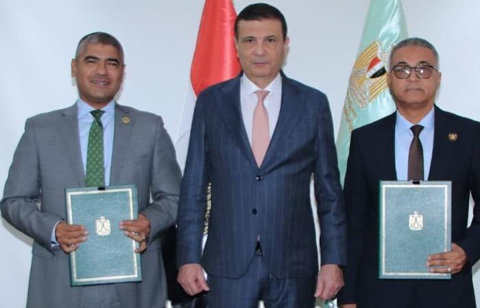 وزير الزراعة يشهد توقيع بروتوكول تعاون بين "بحوث الهندسة الزراعية" و"هايتك للبذور" لتصنيع آلات تطويش الذرة محليًا