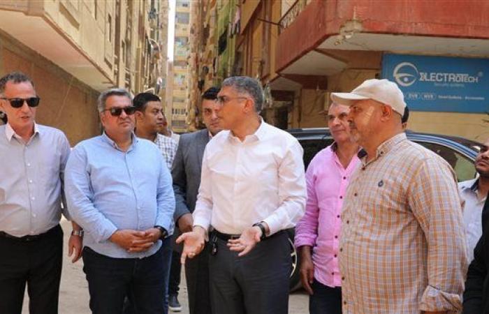 محافظ الجيزة يقود أعمال إزالة 6 أبراج مخالفة بشارع اللبيني بحي الهرم