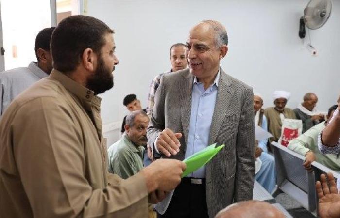 محافظ المنيا يستجيب لمواطن ويوقع له عقد تقنين أراضي أملاك دولة عقب استكمال كافة الإجراءات